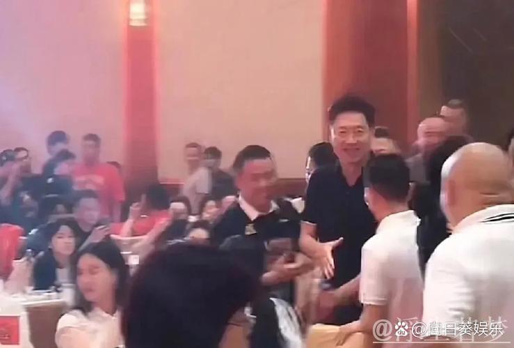 广厦总冠军颁奖仪式温馨时刻:李春江受邀出席获热烈欢迎 广厦总冠军颁奖仪式温馨时刻:李春江受邀出席获热烈欢迎